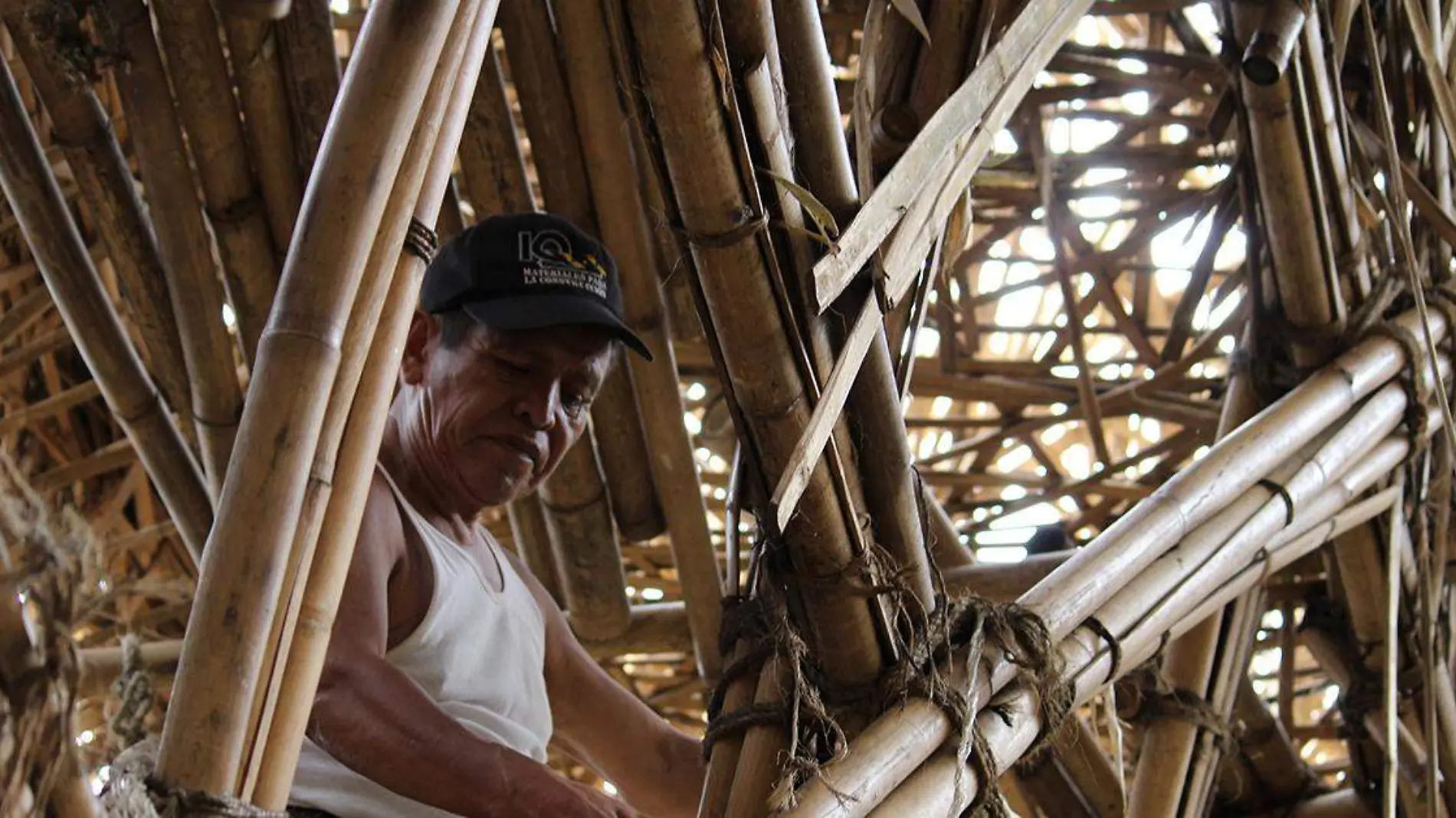 Hace más de una década que llegó a Cuetzalán del Progreso, un arquitecto para enseñar a personas de aquel lugar a trabajar el bambú